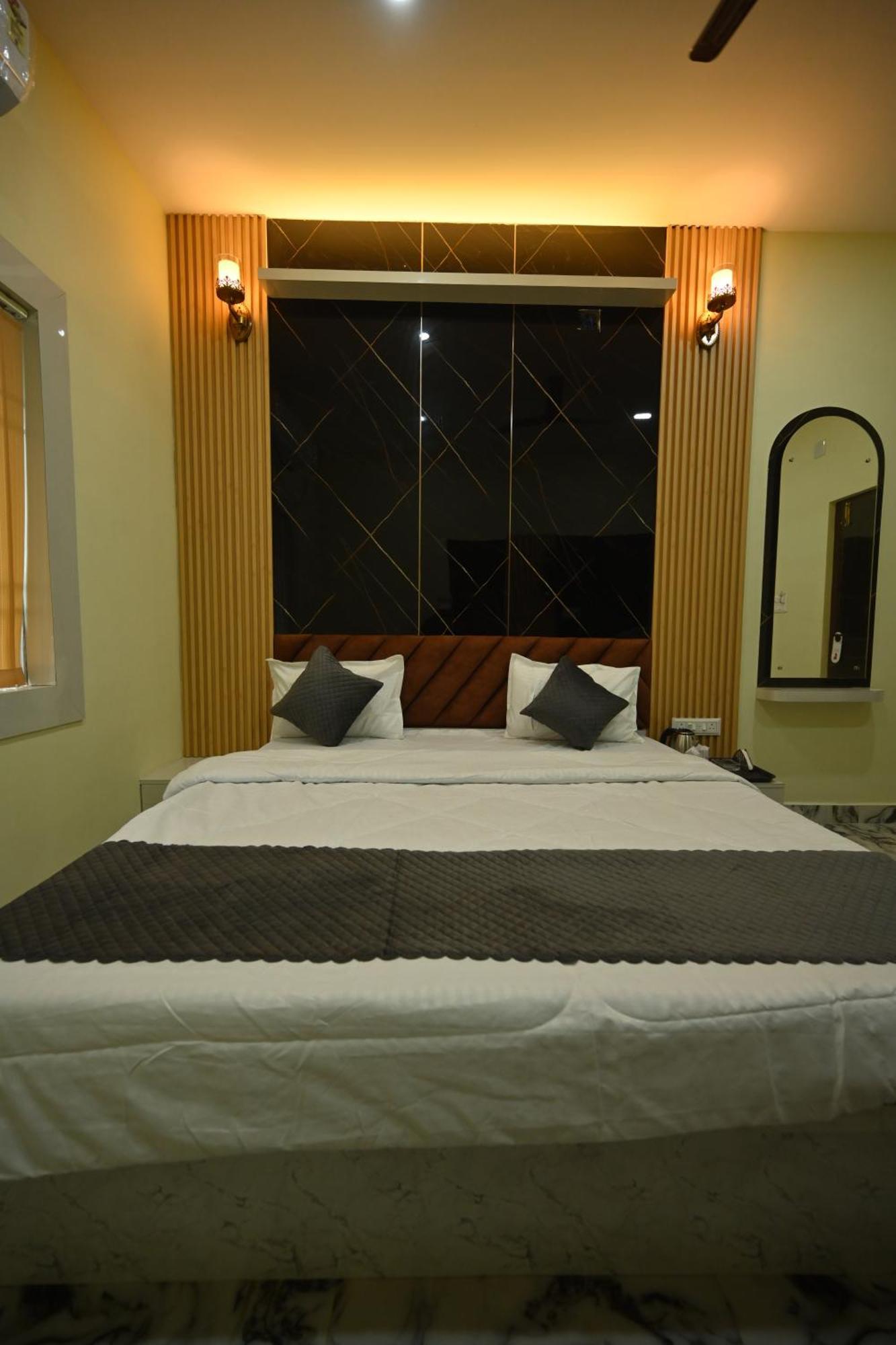 The Vintage Plaza Hotel Baripada Buitenkant foto