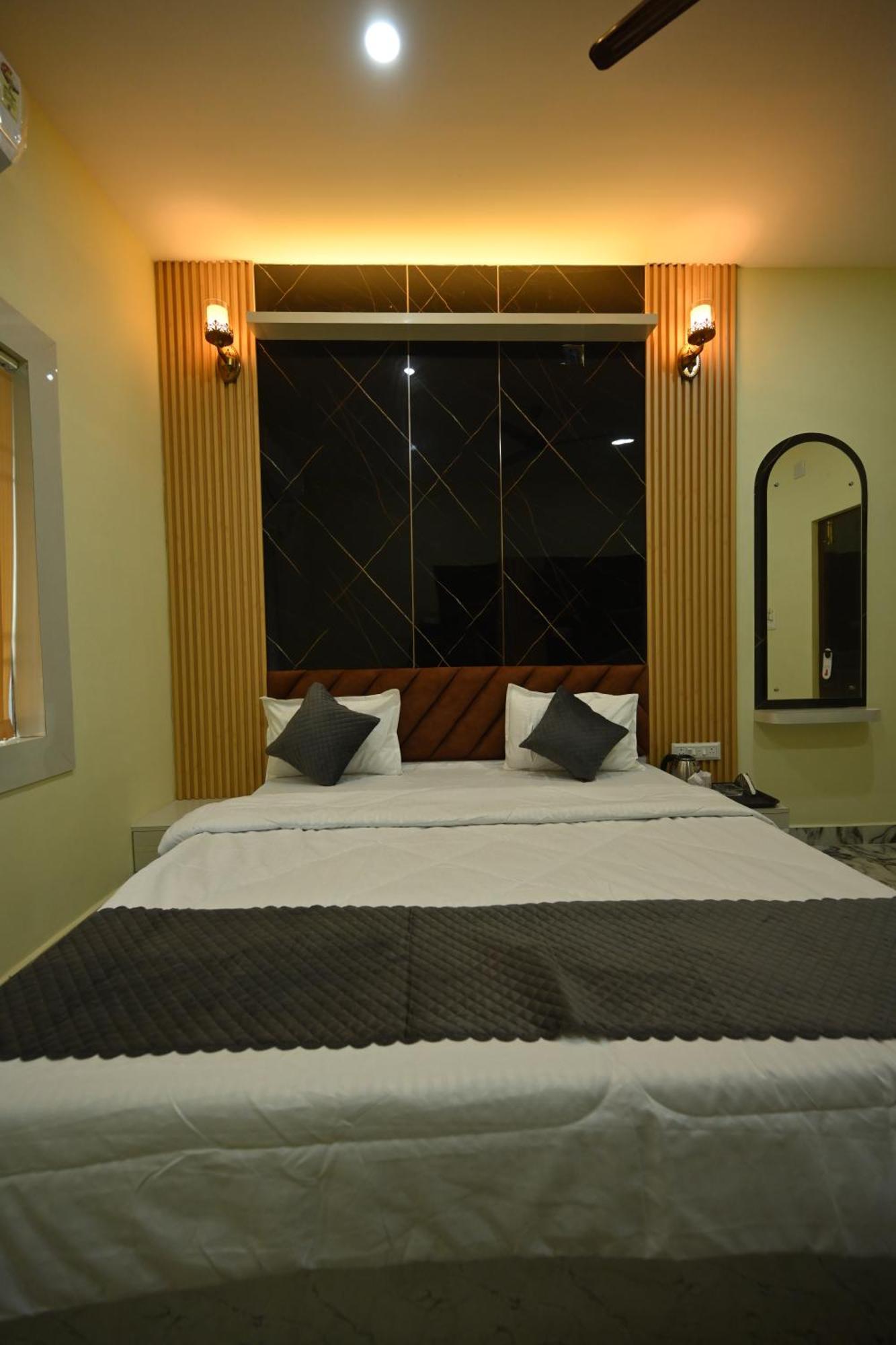The Vintage Plaza Hotel Baripada Buitenkant foto